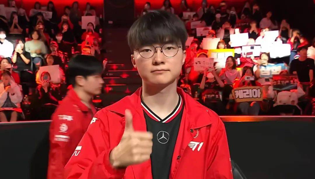 Faker回归赛场，赛况扑朔迷离首场状态亮眼，FPX观众沸腾！的简单介绍